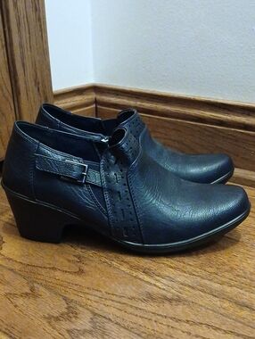 easy street Navy blue Low Heel Mules. 8M